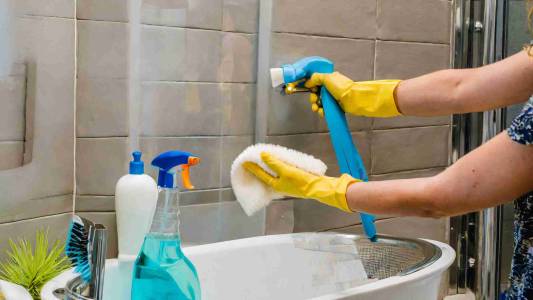 CLASSIC BATHROOM CLEANING